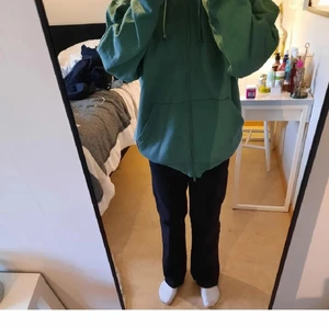 Weekday huge overzied zip hoddie Strl xs - En zip hoodie från weekday är ganska overzied i storlek xs. Bara använda 1 gång så i nyskick köpt för 450kr.