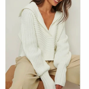 Vit stickad tröja från NAKD - Såså skön och såså fin stickad tröja som kommit till användning 1 gång efter beställning. Köpt för bara någon månad sedan för 499kr från deras hemsida. Köptes i storlek L men sitter som en M. 