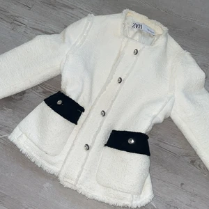 Tweed jacka/kostym - Zara, använd ett fåtal gånger. Nypris ca 800 kr. Pris kan diskuteras vid snabb affär. Köparen står för ev frakt