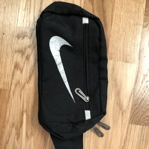 Vintage midjeväska - Verkar vara äkta, som ni ser är trycket lite slitet, tråkigt men tycker det kan vara snyggt det med. Annars hel och bra skick!