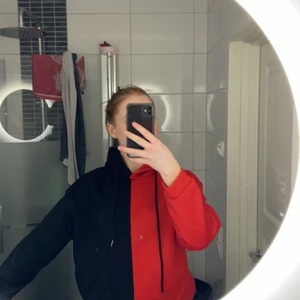 hoodie - Svart och röd hoodie med tryck på ryggen ifrån shien. Använd max 5 gånger. Väldigt bra skick. Sälj för att det inte riktigt är min stil. Skriv för mer bilder och info❤️🖤 Köparen står för frakt❤️