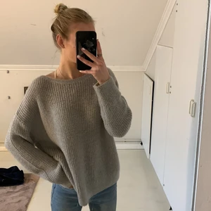 Stickad tröja från H&M storlek L - Stickad tröja från H&M i storlek L, inköpt secondhand och sen dess använd 3 gånger av mig. Den är snygg och varm och passar bra med en skjorta under då tröjan kan va lite stickig. 100kr