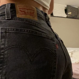 Levis byxor - Säljer då dom är för korta för mig men sitter bra annars, rekommenderar folk med kortare ben, skickar mer bilder vid behov. Ny pris 1600kr. Använda 1 gång