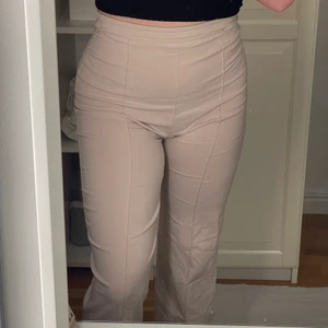 Kostymbyxor - Detta kan vara bland de snyggaste beiga kostymbyxor jag någonsin ägt. De formar precis ALLAS kroppar super snyggt och sitter som ett smäck. Tyvärr så har jag för många av just beiga kostymbyxor så är tvungen att göra mig av med ett par av mina favvisar. Släpper dem till den som kommer med bäst pris!🥰