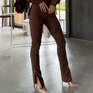 Byxor med slits - Bianca Ingrosso - De bruna byxorna med slits från Bianca Ingrossos kollektion med Nelly. De är nya, lappar etc är kvar!🤎Storlek 32