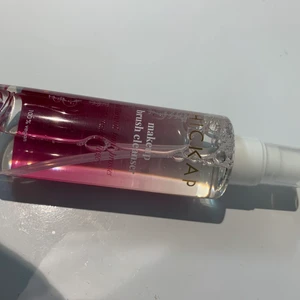 Hickap makeup cleanser - Säljer denna grymma makeup cleanser från hickap, den funkar verkligen asbra men jag är känslig för dofter och denna funkade tyvärr inte för mig med doften. Endast använd en gång. 