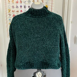  Emeraldgrön stickad tröja i velour - Snygg emeraldgrön stickad tröja i velour! I storlek M men passar S och L. Mysig och snygg, fått massor komplimanger i denna. Sydocka är i storlek L, Kan skickas eller möttas upp köparen står för frakten! Skriv gärna om du vill ha mer detaljer, betalning sker via swish <3 