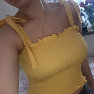 En topp från Gina tricot - En gullig gul topp från Gina tricot men justirbara axlar. Stretchig material