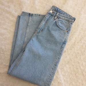 Ett par Ace jeans från Weekday, strl w27 l30. Använda en del men fortfarande väldigt fina och i bra skick :) De har blivit lite för stora så använder de inte längre💙 Sista bilden är från Weekdays hemsida 💙 Köparen står för frakten
