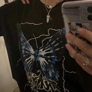 oversized t-shirt med tryck - Säljer pågrund av att den inte kommer till användning. as ball t-shirt med tryck i storlek S men den är oversized. knappt använd, nyskick, inga hål eller fläcka. bra kvalitet på trycket. köparen står för frakten. tveka inte vid frågor💘