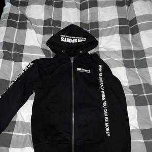 MM-sports hoodie - Aldrig använd. Storlek L. Nypris 500kr