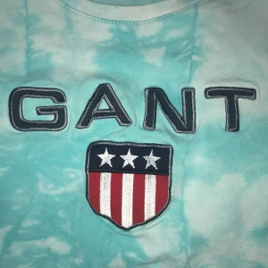 Gant t-shirt, Tie-dye ljusblå - Bra skick, tight i storleken, lite kort men inte så mycket