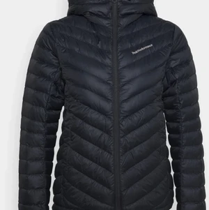 Peak performance strl S - Har köpt denna fina dunjackan förra hösten vilket inte längre kommer till användning, vilket då är därför jag säljer den. Köpt för 2800 kronor men säljer den för 1000 kronor för att jag vill bli av med den snabbt!💗💗 Kan visa bilder med jackan på, privat.💞💞