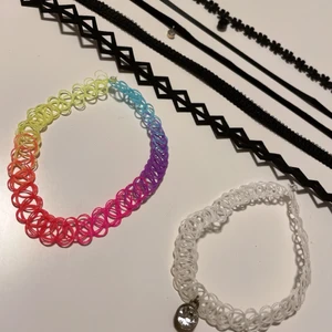 Choker halsband  - Säljer nu dessa choker halsband som är super coola och lätt att använda. De alla är i helt nyskick eftersom jag bara har använt de ca 1-2 gånger. Pris för 1 är 7 kr, 3 för 18 kr och alla 7 för 40 kr… köparen står för frakten! 