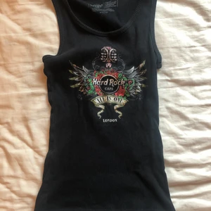 Hard Rock Café Linne  - mitt finaste hard rock café linne! ribbat så det är liksom tajt och sitter bara allmänt bra på kroppen. står medium i nacken men den är liten i storleken, passar mig som brukar ha s-xs men då den är stretchig kan den säkert passa allt från xs-m. 