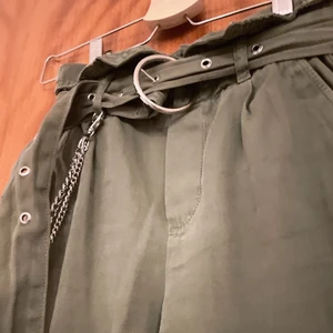 Cargopants från Bershka  - Säljer dessa super coola cargopantsen från bershka i färgen grön. Med byxorna ingår det även ett bälte och även en detalj som hänger runt byxorna vilket gör de ännu coolare… den kan också tas bort om man skulle vilja det. Har använt den några gånger men syns knappast att den har  blivit använt så den är i jätte bra skick! Finns ej att köpa längre värken på hemsida eller butik så skriv gärna om ni är intresserade… ops! köparen står för frakten