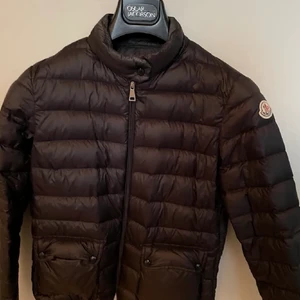 Moncler lans jacka - Säljer min nästintill oanvända moncler jacka i modellen lans. Det är i storlek 1 vilket motsvarar S. Säljer då den Tyvär inte kommer till användning. Tillhörande påse till jackan medföljer❤️❤️❤️