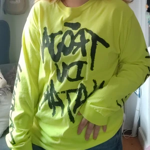 Norlie KKV merch, Tröjan du hatar - ** NORLIE & KKV MERCH ** Tröjan du hatar i Neon Gul, köptes på deras konsert 2018, använts enstaka gånger under det året och sedan hängt i garderoben. Nypris 350kr. Har blivit lite nopprig på ärmarna, men inget som inte kan lösas!!!✨✨ Kan leverera överallt på Stockholms Tunnelbana linjer.