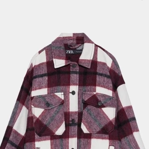 Rutig kort kappa - Kort kappa från zara. Helt slutsåld i storlek s. Men den sitter fortfarande fint oversize. Oanvänd med lappar💓💓