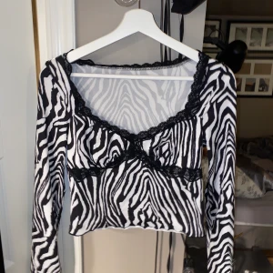 Zebra tröja från Shein  - Denna tröja är väldigt fin och i bra skick då den inte kommit till användning alls. Tröjan är i storlek S och sitter bra, den kommer även från Shein.