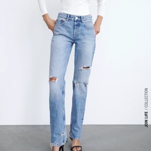 Zara mid rise straight jeans  - Jätte fina helt slutsålda mid rise jeans frpn zara med slitningar helt nya ! Kan skika egna bilder om det behövs ❤️