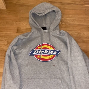 Dickies hoodie  - Hoodie som inte längre är i min stil💓 fläcken på tröjan går att tvätta bort. Väldigt stor i storleken som ni kanske ser, jag har xs 
