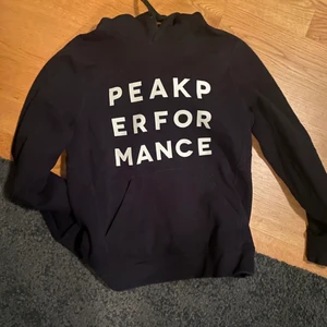 Peak performance hoodie  - Svart hoodie från Peak Performance i storlek S. Fint skick men har tyvärr växt ut den. Herrplagg men passar lika bra på tjejer. Lägger ut igen då den inte passade första köparen.