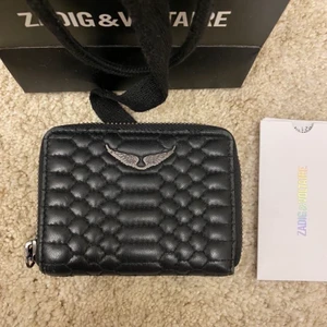 Zadig & Voltaire plånbok - Helt ny och oanvänd plånbok från Zadig & Voltaire. Köpt i deras butik i Stockholm, finns kvitto. Säljs för 700kr