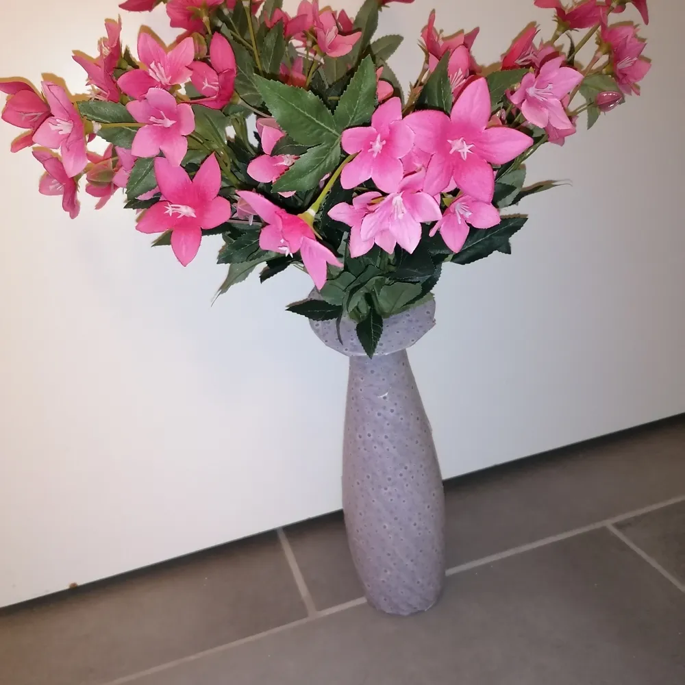 Beautiful vase with flowers. Accessoarer.