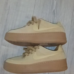 Nike af1 storlek 40.5 (dam)  - Jag säljer mina bruna nike af1. Dom är helt i ny skick. Ny pris är 1400 kr. 