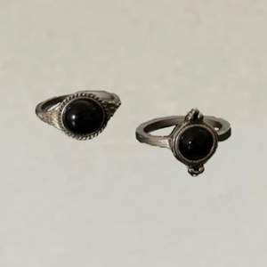 Två silverringar med svarta stenar. Skriv om du har fler frågor, köparen står för frakt :)