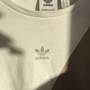 T-shirt adidas  - Säljer denna coola tshirt från adidas då jag inte får användning för den längre😇 Kan behövas strykas. Oversized fit