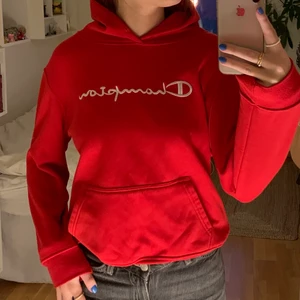 Röd hoodie  - Säljer denna fina röda hoodie från champion som tyvärr inte kommer till användning längre. Den är väldigt mysig då den har ett ”fluffigt” material på insida, se bild 3 💞 köparen står för frakten men jag möter även upp i Lund💞 