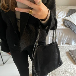 Väska  - Säljer denna väska, köpt för ett tag sedan men är i väldigt fint skick🖤🖤 bud just nu 350!!