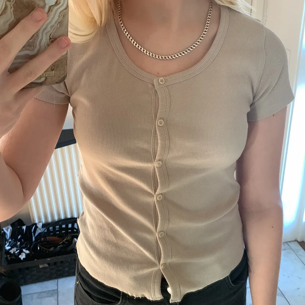 Säljer denna med som är en t shirt med knappar du kan knäppa upp dom. Den är Beige Och har storlek 158-164😘 Inte användt den isåfall typ bara 2 eller 1 gång❤️så den är helt som ny! Ny skick skulle ja säga eller Jätte bra o fint skick!❤️❤️. T-shirts.