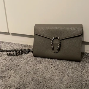 Väska - Fin smal väska och praktisk att ha på en utekväll 🥳           Köparen betalar för frakten.