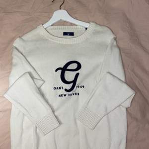 Säljer min fina vita Gant tröja i storlek M!! Den är använd ett fåtal gånger och är precis som ny! 