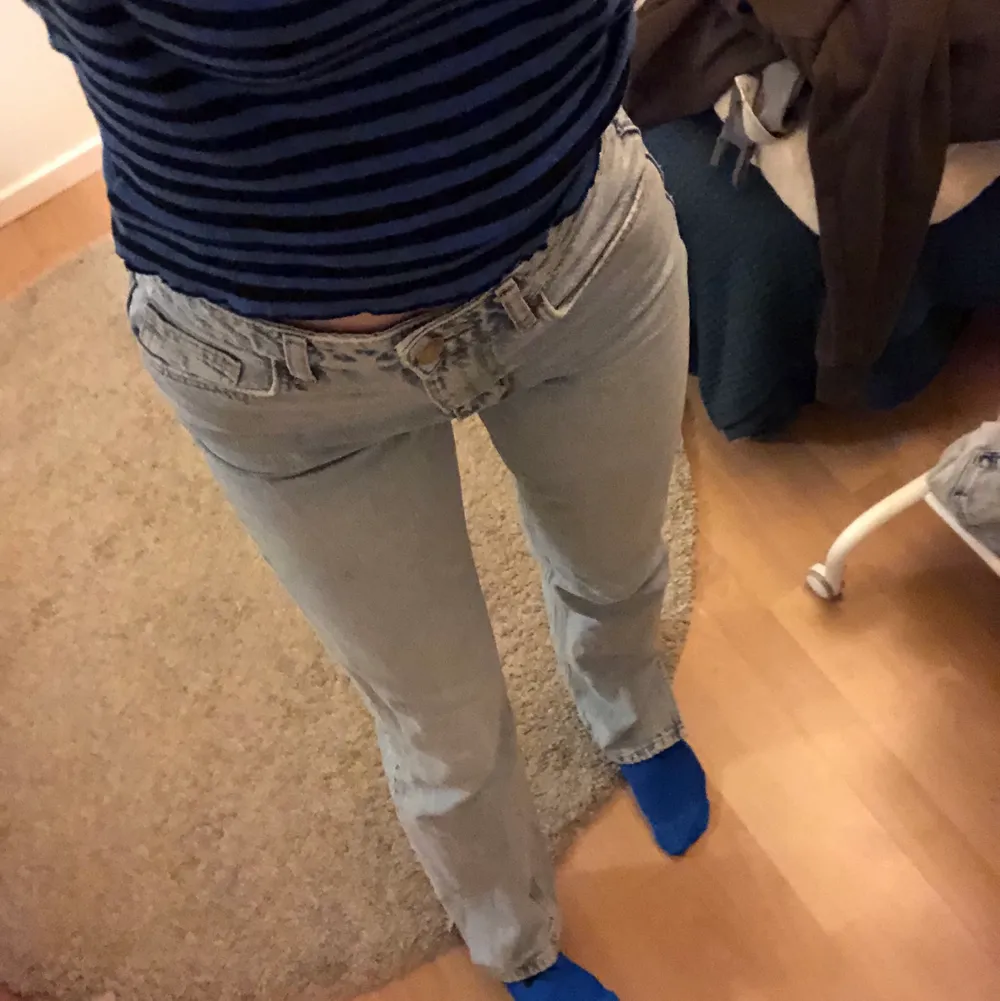 Ett par bikbok jeans i storlek 25(som en 34), med slits! Superfina i färgen och lång i benen💜 Använda max 5 gånger och köpta för 600kr. Jeans & Byxor.