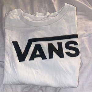 Vans t-shirt  - Säljer Pga att jag inte använde den längre. Bra skick och passa även xs . Finns även en likadan fast i svart☺️