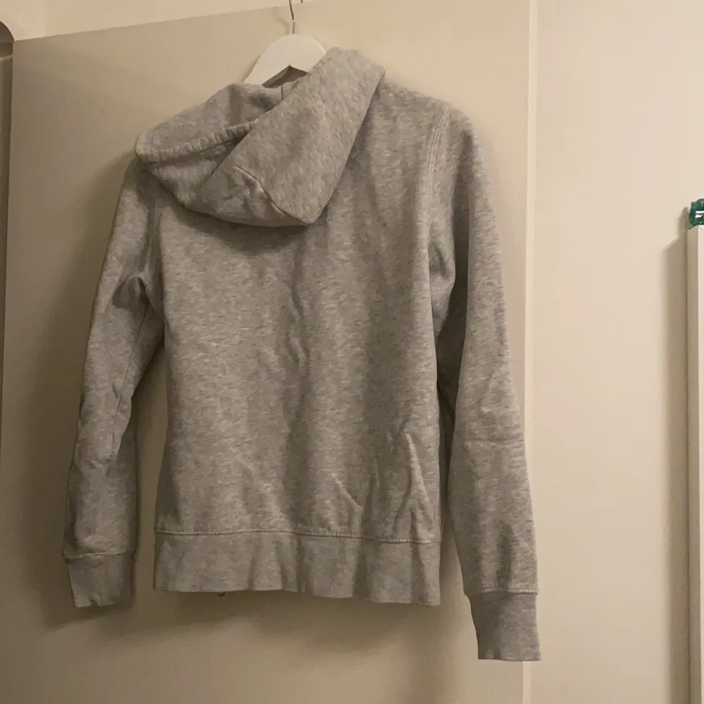 En ljusgrå zip up hoodie som blivit för liten för mig, priset är diskuterbart!. Tröjor & Koftor.