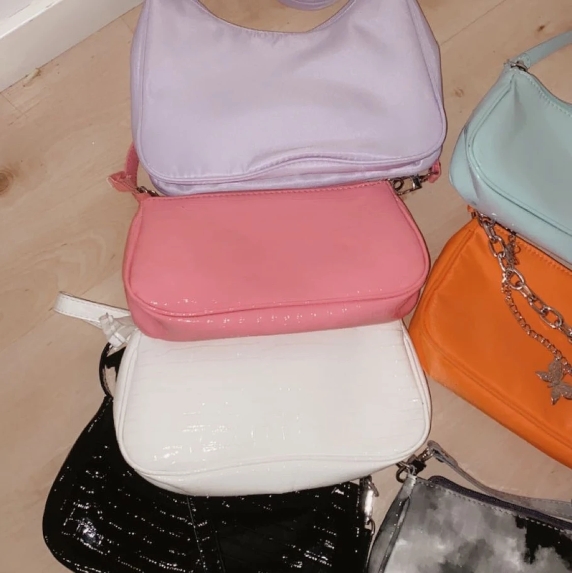 Axelväskor i olika färger - 91