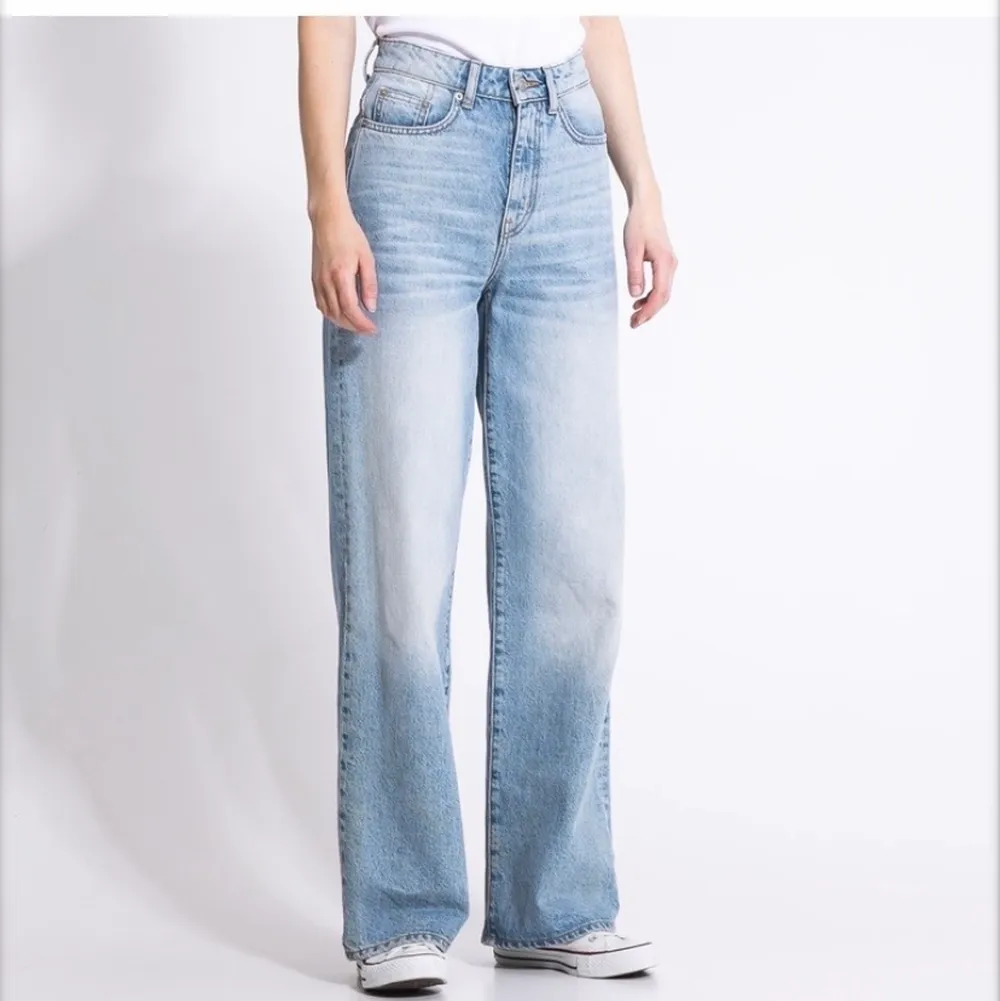 Säljer dessa jeans pga att de är för stora för mig. Storlek M. Nästan aldrig använda så de är i nytt skick. Nytt pris: 300kr. Mitt pris: 150kr. + frakt. Jeans & Byxor.