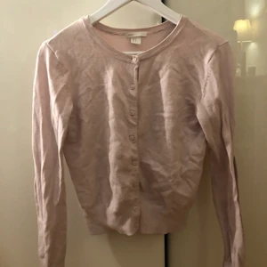 Tröja från hm - Säljer denna tröja från hm då den bara sitter i garderoben och inte blir använd, vilket är varför den är skrynklig. Den är i storlek M men jag som bär storlek Xs kan fortfarande använda den, beror på hur man vill att den ska sitta!! Tröjan har ett litet hål men det är inget som syns när man har på sig tröjan, därav priset. Köparen står för frakten💕