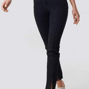 Svarta NAKD jeans med slits framtill samt sömmar framtill(se bild)! Aldrig använda eftersom dem var för små för mig, storlek 32!😊