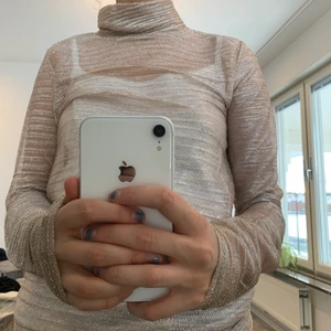 Glittrig tröja - En glittrig tröja från WERA! Perfekt till fest och nyår. I storlek S. Frakt ingår ej💝💝