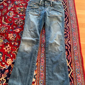 Low-Rise diesel jeans - Så snygga bootcut lågmidjade jeans från diesel! Rätt längd för mig som är 175! Köparen står för frakt🥰 Buda i dm!