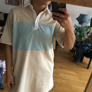 T-shirt klänning - T-shirtklänning från H&M med collegetröja inspiration. Beige/blå med vit krage. Aldrig använd, inga skavanker. Storlek XS.