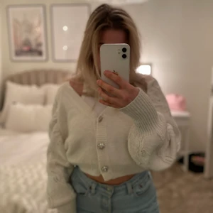 Så fin stickad tröja från Gina Tricot - Storlek 34, men passar även 32&36. Använt några gånger men inga defekter. Super mysig nu när det är kallt. Köpte den för 399kr