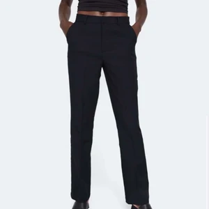 Vilma kostymbyxor, Storlek M - Säljer dessa Vilma kostymbyxor från bik bok för 250kr. Använt 1 gång, hör av er vid intresse! 💕 