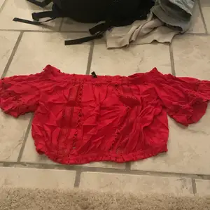 Röd topp/ tröja från hm använd 0 gånger då den ba inte har kommit till användning, säljes för 70 då jag vill att den ska komma till användning 